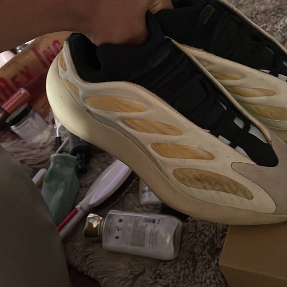 Yeezy 700 V3 ‘safflower’ - Picture 5 of 5